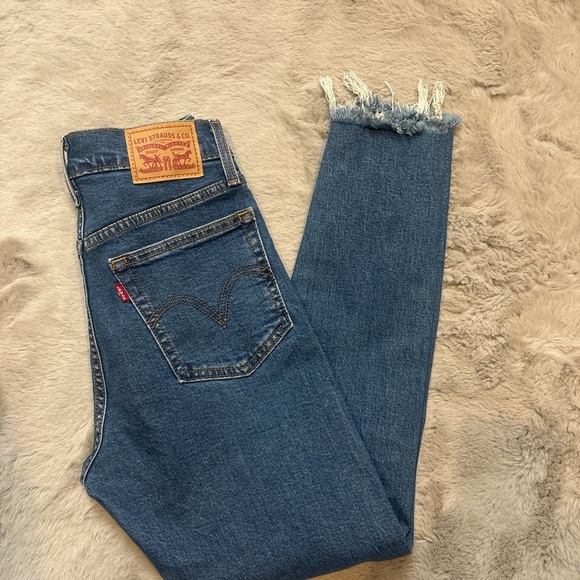 Levi's Classic Blue Cropped Women's Jeans - Picture 1 of 4